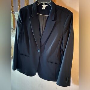 Liz Claiborne ladies’ collared blazer, size 16. Great condition!